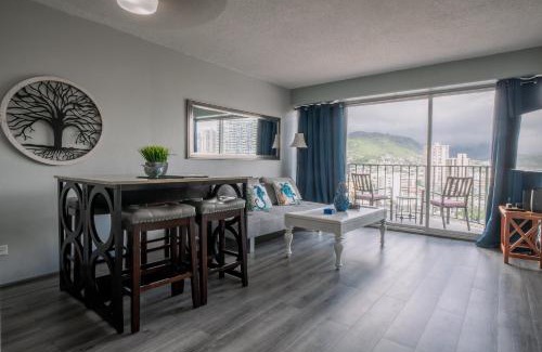 McCully - Moiliili Apartment | 2 bedroom Waikiki Condo Sleeps 6 Free Parking