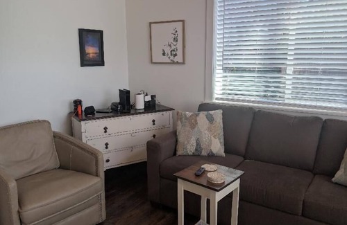Florence House | 2 Bedrooms, 1 bathroom, dog friendly-Salt Water Bungalow