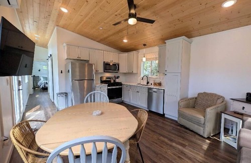 Florence House | 2 Bedrooms, 1 bathroom, dog friendly-Salt Water Bungalow
