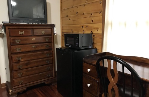Blooming Glen House | 2 Bedrooms + 1 Bathroom + Shared Living Room @ Picturesque Retreat