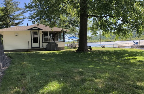 Middlesex Cottage | 2 bedrooms, 1 Queen size sleeper sofa, 1 Bathroom - Sleeps 6