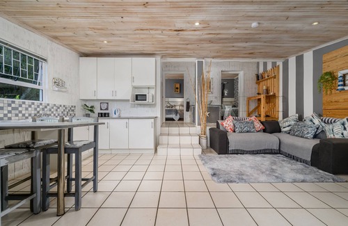 Port Elizabeth Cottage | 2-Bedrooms*Kitchenette*Living Area*Covered Deck*Sea Views*BBQ Facilities