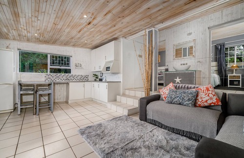 Port Elizabeth Cottage | 2-Bedrooms*Kitchenette*Living Area*Covered Deck*Sea Views*BBQ Facilities
