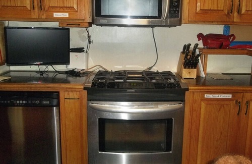 Castro Valley House | 2 Bedrooms, Peaceful Neighborhood, Great Bay Area Location
