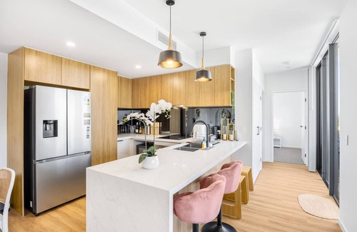 Brisbane House | 2 Beds Apt Walk to Shops & Trails/12 Mins to CBD