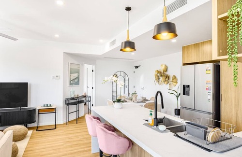 Brisbane House | 2 Beds Apt Walk to Shops & Trails/12 Mins to CBD