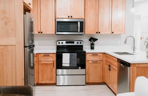 Council Bluffs House | 2 Beds + Quartz Kitchen | Fully Furnished