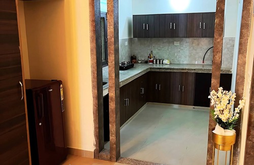 Sigra Apartment | 2 Bhk Apartment with Kitchen, 15 Mins From Kashi Vishwanath Temple & Ghats.