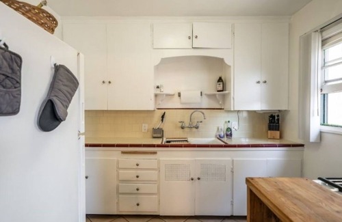Alamitos Beach Apartment | 2 block walk to the Ocean - Fabulously Furnished - Gorgeous 2 Bdr Private Apt