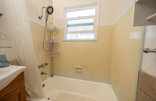Alamitos Beach Apartment | 2 block walk to the Ocean - Fabulously Furnished - Gorgeous 2 Bdr Private Apt