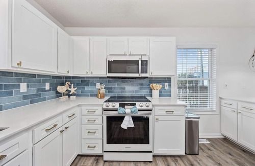 Ash House | 2 blocks 2 beach, Golf Cart, Outdoor Bar, Dogs Welcome, Beach Gear