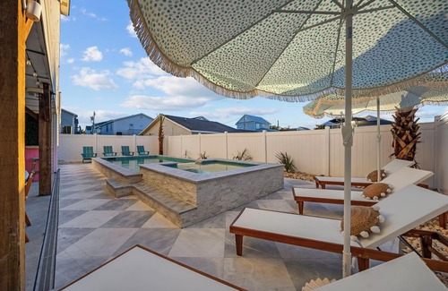 Ash House | 2 blocks 2 beach, Golf Cart, Outdoor Bar, Dogs Welcome, Beach Gear