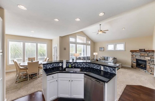 Kiwanda Shores House | 2 BLOCKS to BEACH! 3 bedroom FAMILY & DOG- FRIENDLY w/FENCE! Close to Pelican!