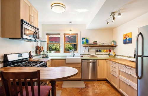 Sellwood-Moreland Apartment | 2 blocks to cafes &shops in SE Portland's Sellwood neighborhood