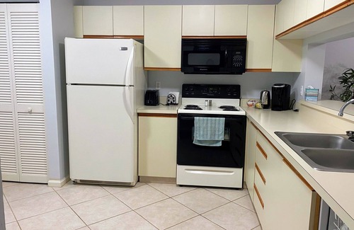 Naples Condo | 2-BR, 2-BA Condo Overlooking Lake Deauville