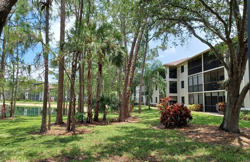 Naples Condo | 2-BR, 2-BA Condo Overlooking Lake Deauville