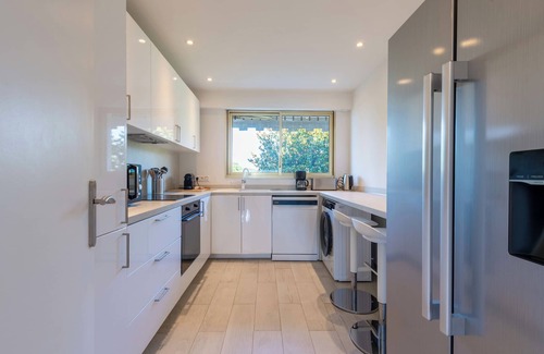 Cannes La Bocca Apartment | 2-Br Apartment Sea View & Pool – Cannes Croix des Gardes