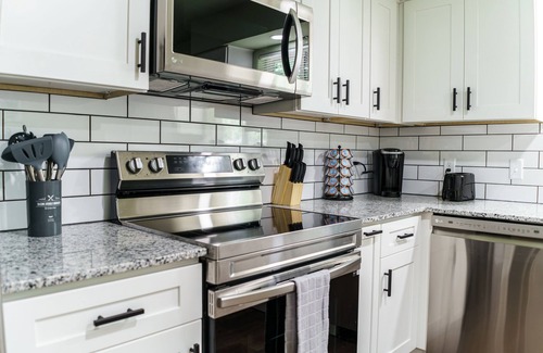Downtown Apartment | 2-BR Cozy Guest Suite with Full Kitchen Near The Momentary & 8th Street Market