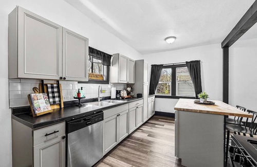 Northeast South Bend House | 2 BR Home 1 mile from Notre Dame! Sleeps 6 people! Not owner occupied.