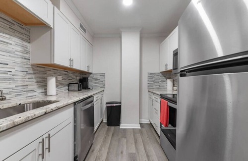 Downtown Atlanta Condo | 2 BR | Prime Location & City Views | Private Porch