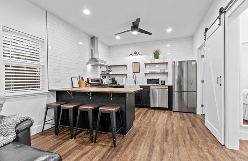 Folsom House | 🌟 2 BR Zen Retreat + Full Kitchen, Outdoor Patio & EV Charging in Old Folsom 🌟