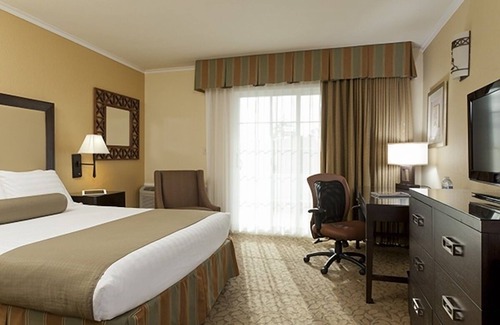 Barron Park Hotel | 2 Comfortable Room with Heated Pool, Free Breakfast & Parking in Palo Alto