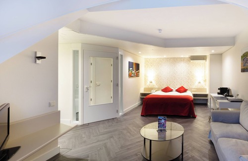 Municipality of Zeist Hotel | 2 Comfortable Stay w/On-site Dining, Free Parking, and Comfortable Ambiance