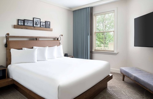 Lost Pines Hotel | 2 Connecting Suites at a 4⭐️ Hotel