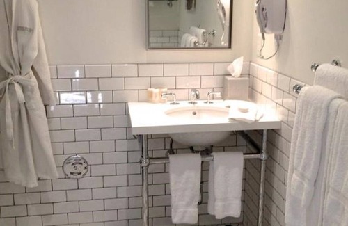East Hollywood House | 2 Convenient Rooms Near Hollywood Museum, w/Parking, Pets are Welcome!