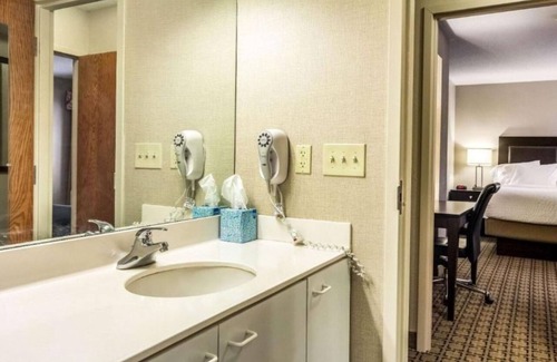 Cranberry Township Hotel | 2 Cozy Rooms in Cranberry Township with Easy Access to Pittsburgh Attractions