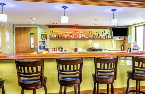 Cranberry Township Hotel | 2 Cozy Rooms in Cranberry Township with Easy Access to Pittsburgh Attractions