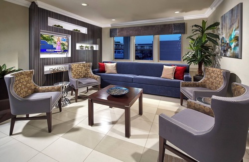 Anaheim Resort House | 2 Cozy Units – Perfect for Groups, Steps to Disneyland w/Pool & Onsite Parking!