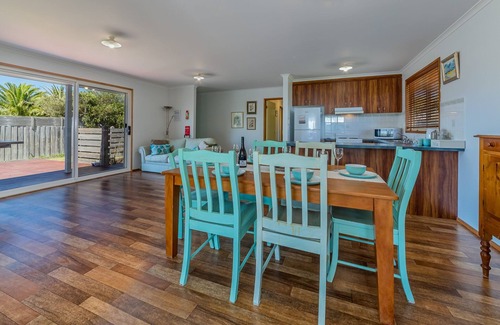 Surf Beach House | 2 Dixon Street, Surf Beach, Pet Friendly Surf Beach Escape