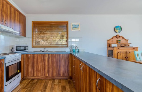 Surf Beach House | 2 Dixon Street, Surf Beach, Pet Friendly Surf Beach Escape