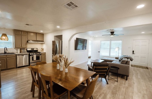 Waco House | 2 Full Units Quiet Culdesac w/Private Pickleball - Sleeps 10