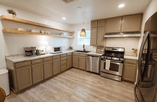 Waco House | 2 Full Units Quiet Culdesac w/Private Pickleball - Sleeps 10