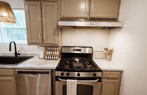 Waco House | 2 Full Units Quiet Culdesac w/Private Pickleball - Sleeps 10