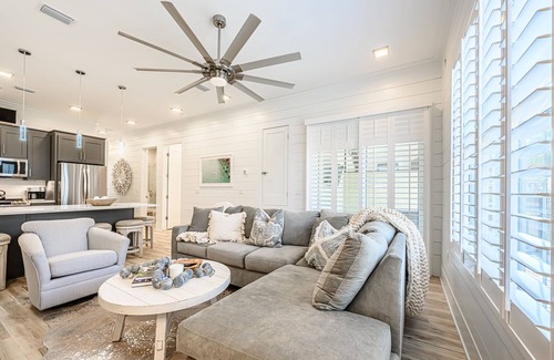 Villa Lago House | 2 Golf Carts ~ Open Living ~ Back Patio ~ Community Pool