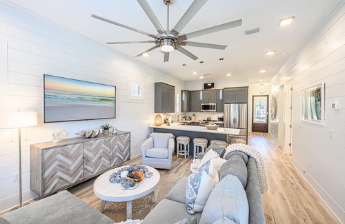 Villa Lago House | 2 Golf Carts ~ Open Living ~ Back Patio ~ Community Pool
