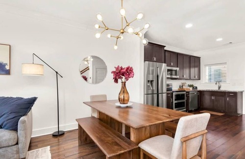 Edgehill House | 2 Homes｜Downtown, 24 guests｜5 min to Broadway!