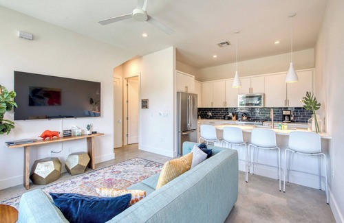 Galindo House | 2 Homes in 1! Centrally located near SoCo