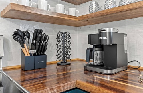 Georgetown House | 2 Hot Tubs/Private Bar/Pickleball & Basketball Ct/2Kitchens/5 Full Bathrooms