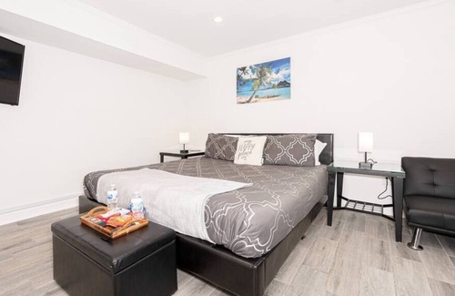 Kernersville House | 2 King Bed Suite: Hot Tub, Snacks, Laundry, &Wi-Fi