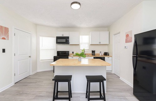 Windsor Park House | 2 King Bedroom House Super Close to Mass Ave and Bottleworks