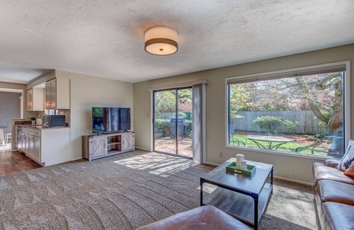 Harlow House | 😔🌿2 King Beds Fenced backyard 4 Miles—>Autzen🏈 2 Patios Prof. Cleaned Ping pong🏓