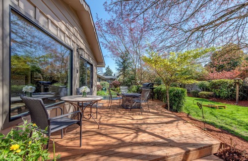 Harlow House | 😔🌿2 King Beds Fenced backyard 4 Miles—>Autzen🏈 2 Patios Prof. Cleaned Ping pong🏓