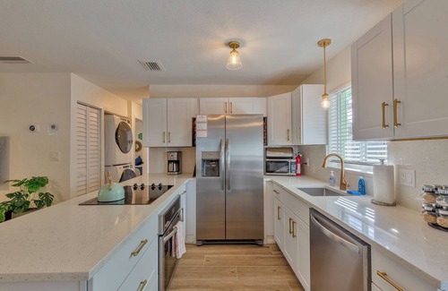 Dunedin Condo | 2 King Beds Free Beach Pass 1 Mile To Honeymoon Island Beach Essentials Included