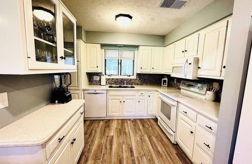 Huron Condo | 2 King Suites on Golf Course W/Beautiful View!