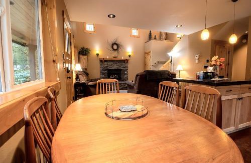 Glacier House | 2 Kings, Fire Pit, Gameroom, EV charger, Dogs OK!