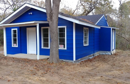Honey Grove House | 2 Lakes, Fish, Hunt, Kayak, Hike, Equestrian Trails, and Fossil Hunt!